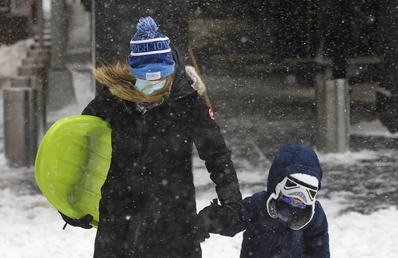 La primera gran nevada del año en Nueva York ha dejado imágenes impresionantes. Está incluso considerada como una de las más copiosas de la historia. Además, el cierre parcial del metro y la prohibición del tráfico de vehículos no esenciales provocó que muchos negocios tuviesen que cerrar ante la imposibilidad de que los empleados llegasen a los puestos de trabajo.