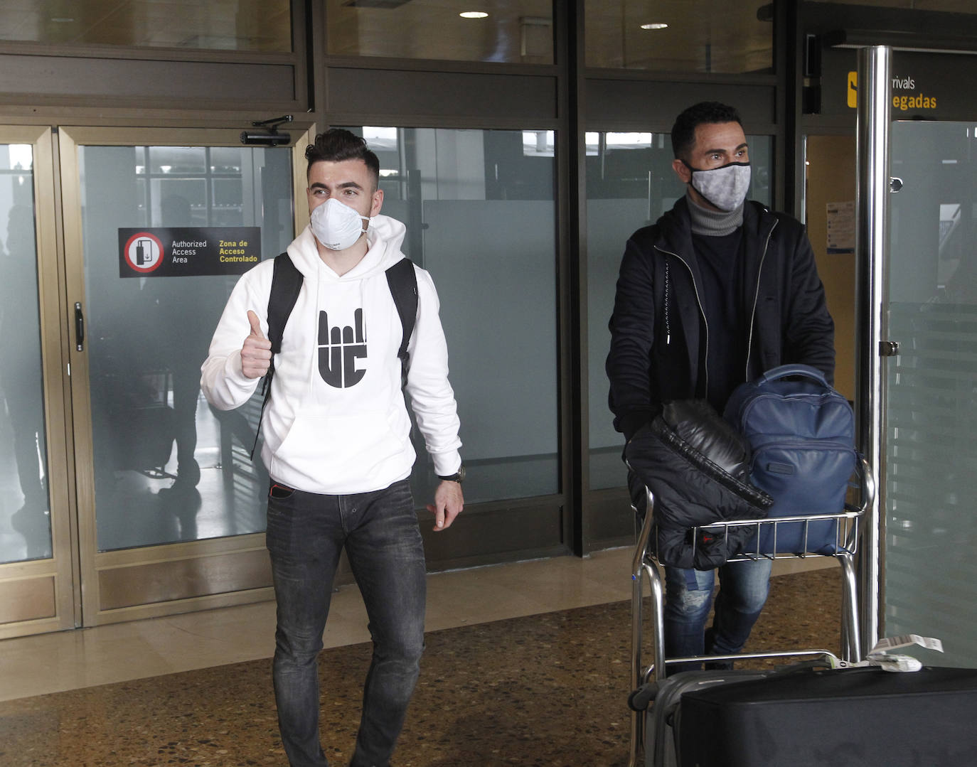 Víctor Campuzano ha llegado este martes a Gijón y ya ha podido conocer las instalaciones de Mareo. El delantero se ha mostrado «encantado» de poder jugar con el Sporting para «ayudar al equipo en lo que haga falta y a conseguir el objetivo de que el equipo suba a Primera División». 