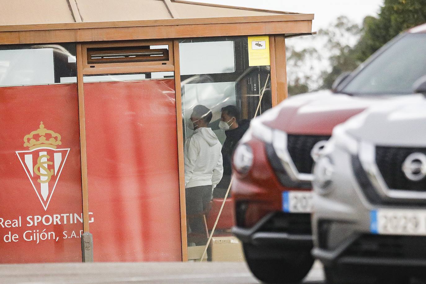 Víctor Campuzano ha llegado este martes a Gijón y ya ha podido conocer las instalaciones de Mareo. El delantero se ha mostrado «encantado» de poder jugar con el Sporting para «ayudar al equipo en lo que haga falta y a conseguir el objetivo de que el equipo suba a Primera División». 