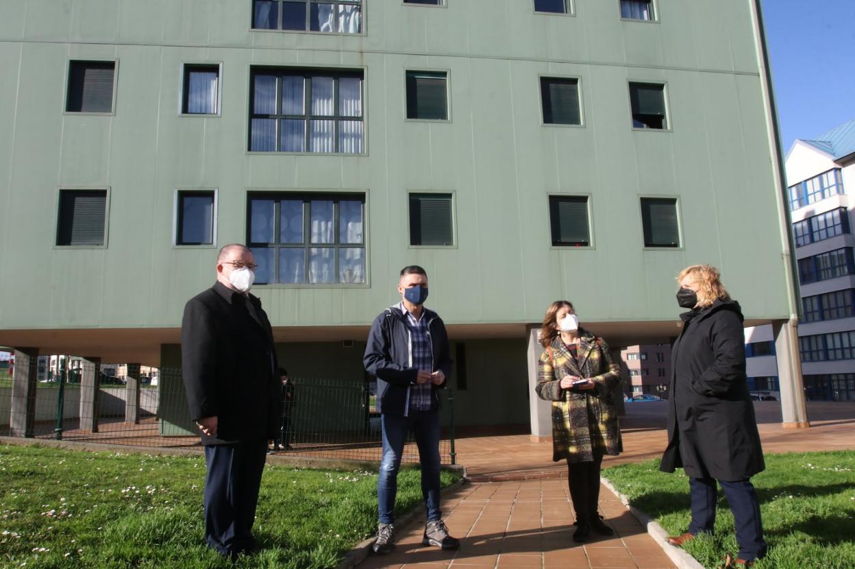 Daniel Pérez, Rafael Palacios, Ana Taboada y Mercedes Figueiredo ante el edificio de Vipasa. 