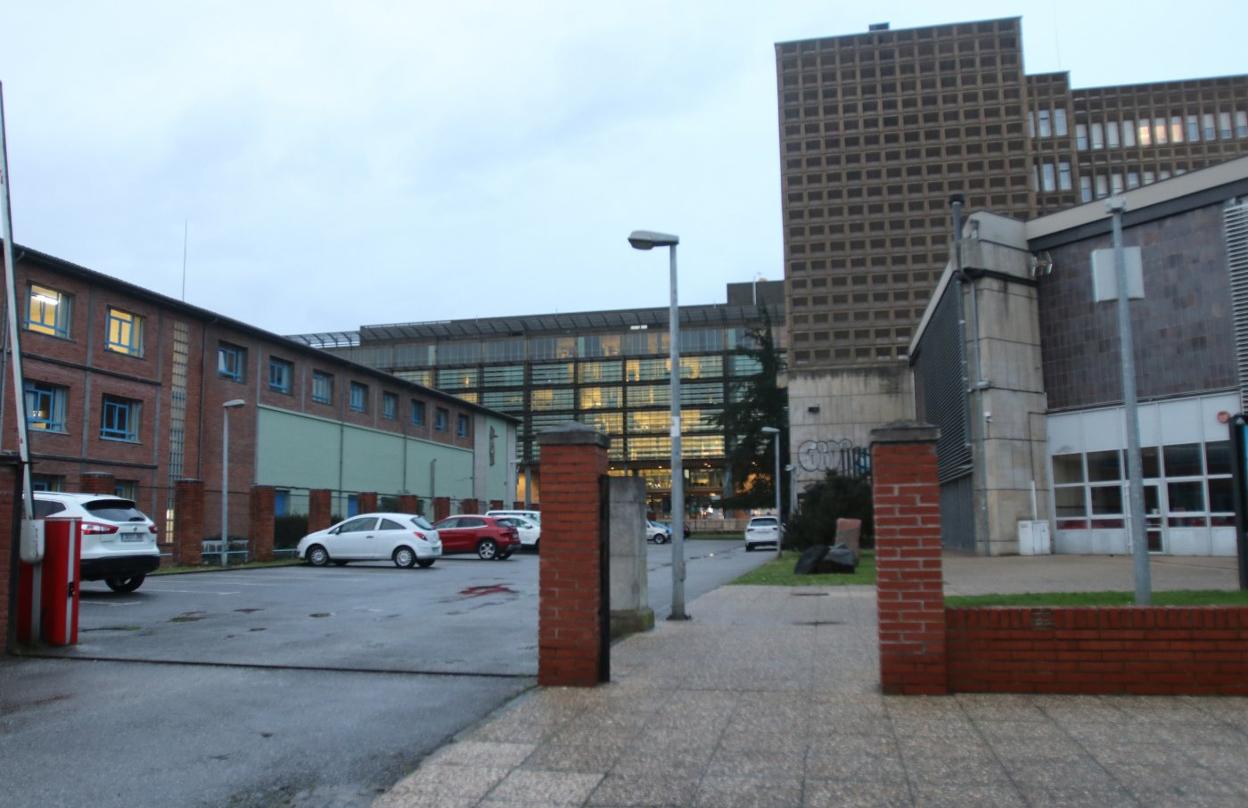 Facultades de la Universidad de Oviedo en Llamaquique, al fondo el edificio de servicios del Principado. 