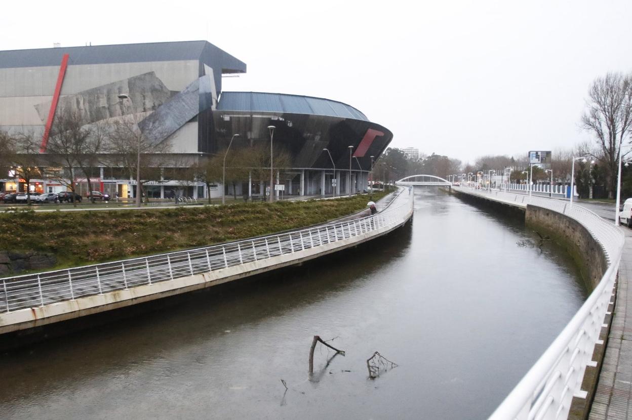 El río Piles, a su paso junto al estadio de El Molinón. 