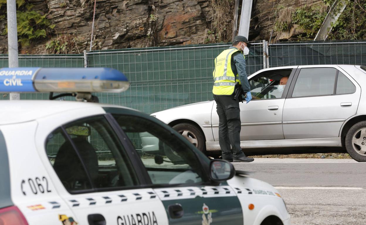 La Guardia Civil, en un control para asegurarse del cumlimiento de los cierres perimetrales en Asturias 