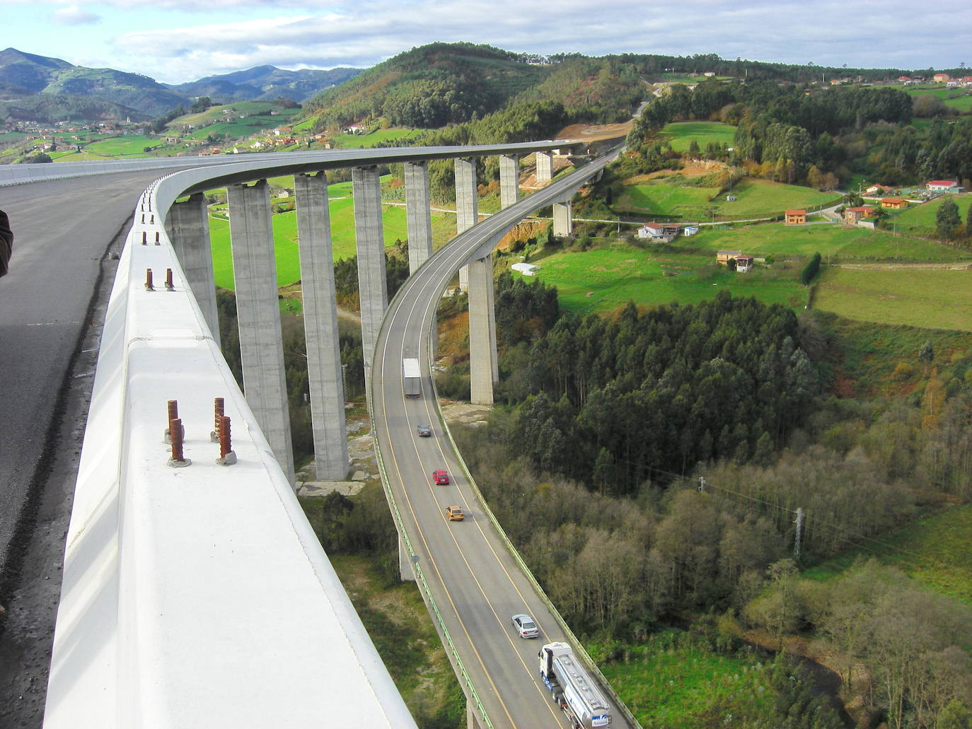 Viaductos de la autovía del Cantábrico en la Concha de Artedo