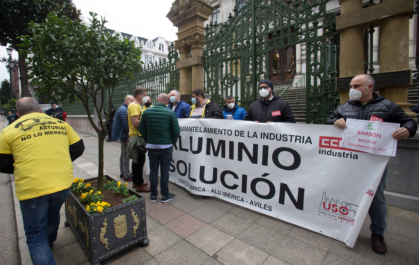 Trabajadores de la factoría avilesina de Alu Ibérica se han concentrado este jueves delante de la Junta General del Principado, en Oviedo, para reclamar al Gobierno regional que adopte medidas que ayuden a encontrar soluciones. 