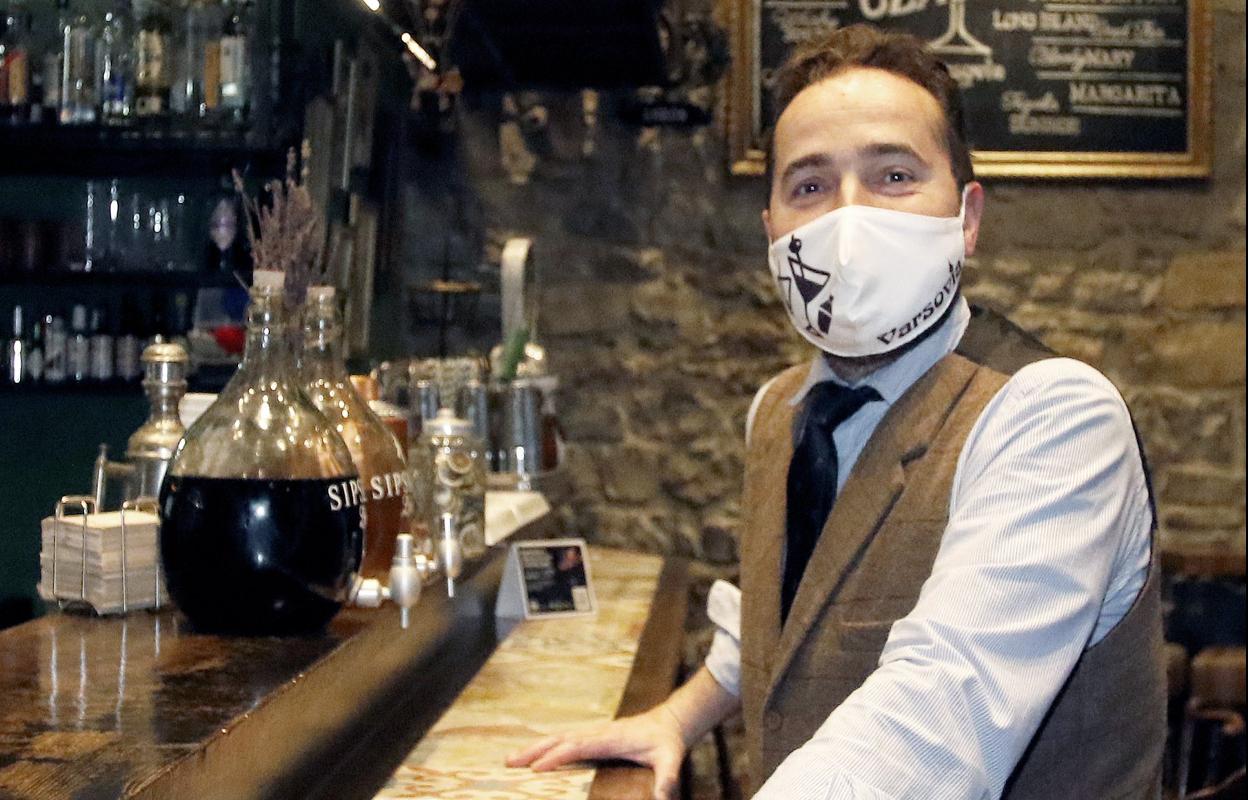 Borja Cortina, en su barra. 