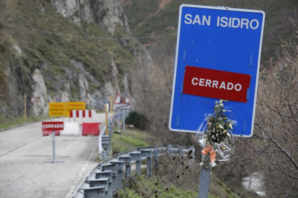 Señalización que todavía prohíbe el paso al puerto de San Isidro en Cuevas. 