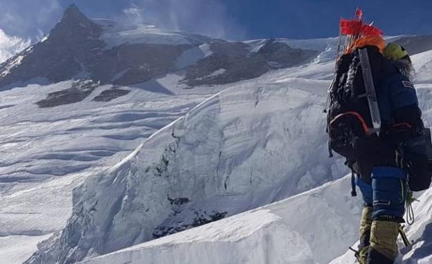 Alex Txikon ultima la estrategia ante el inminente ataque a cumbre en el Manaslu