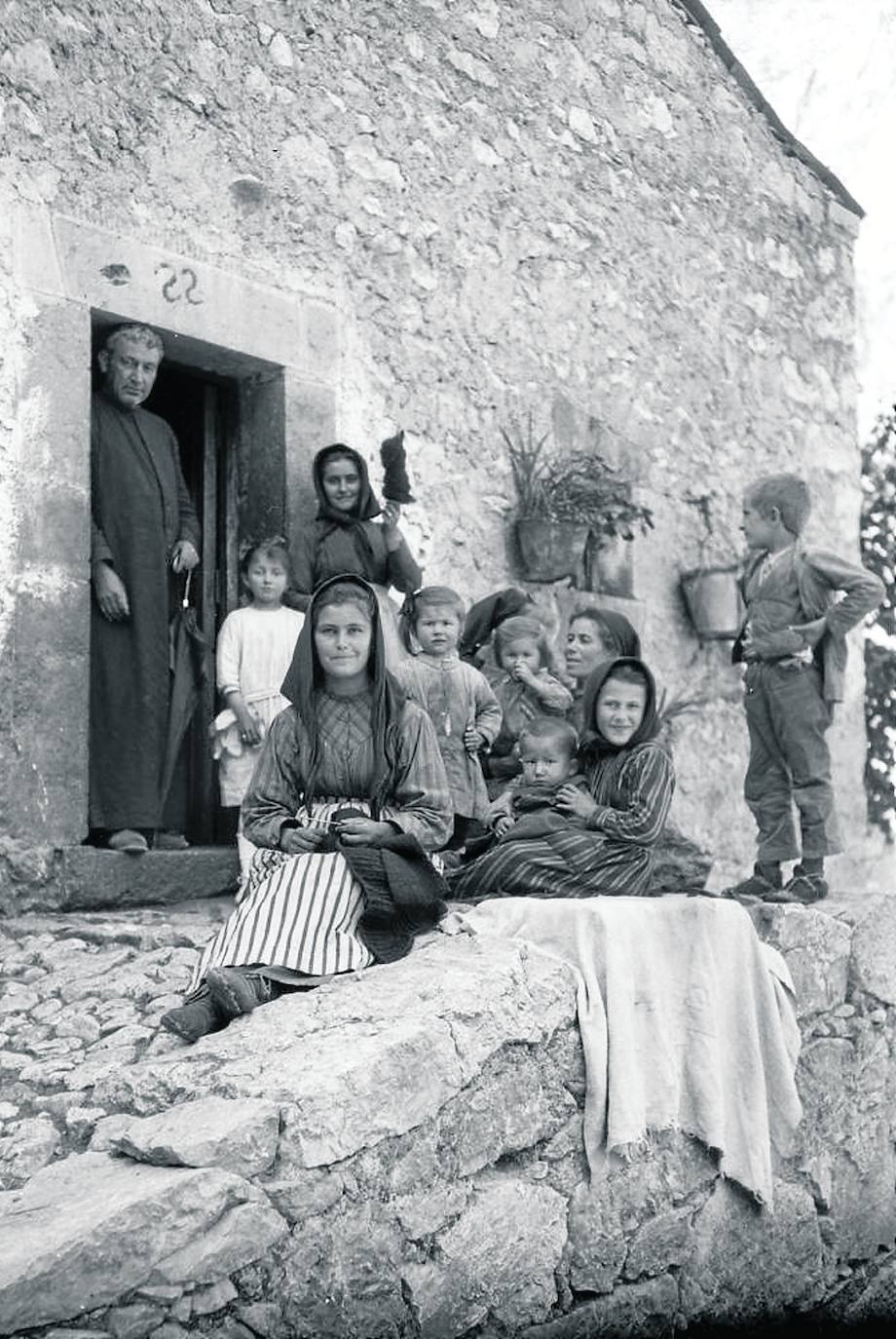 Un grupo de vecinos a la puerta de una casa en Bulnes. 