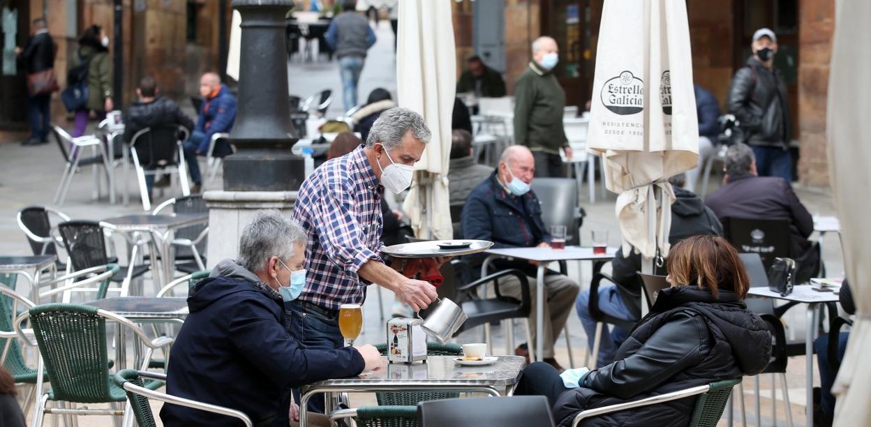 Las terrazas de la plaza del Sol, una de las zonas de El Antiguo que registra mayor movimiento de gente en las terrazas, ayer, a medio llenar a la hora del aperitivo. 