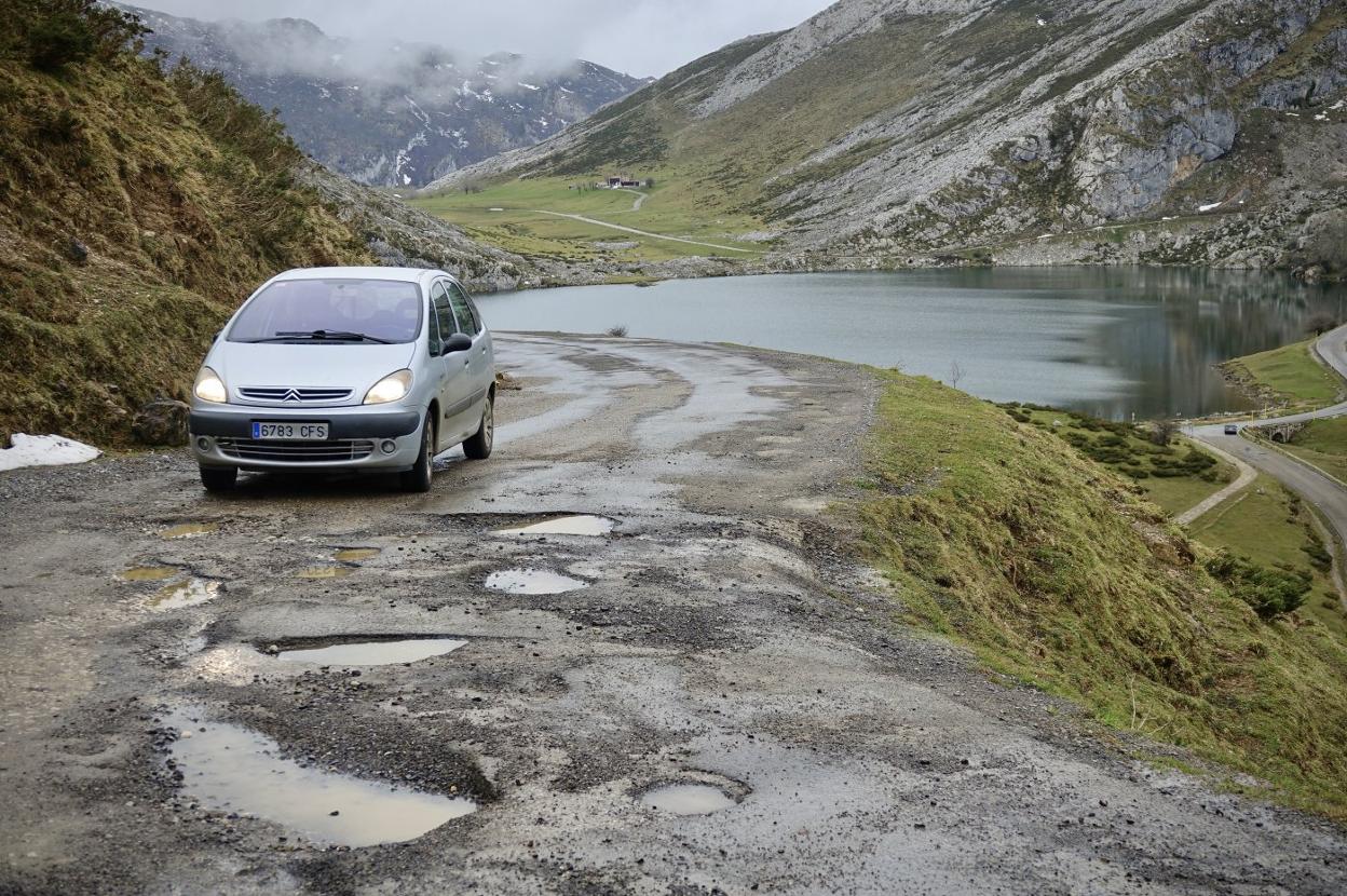 Último tramo de la carretera de los Lagos, con el firme muy deteriorado. 