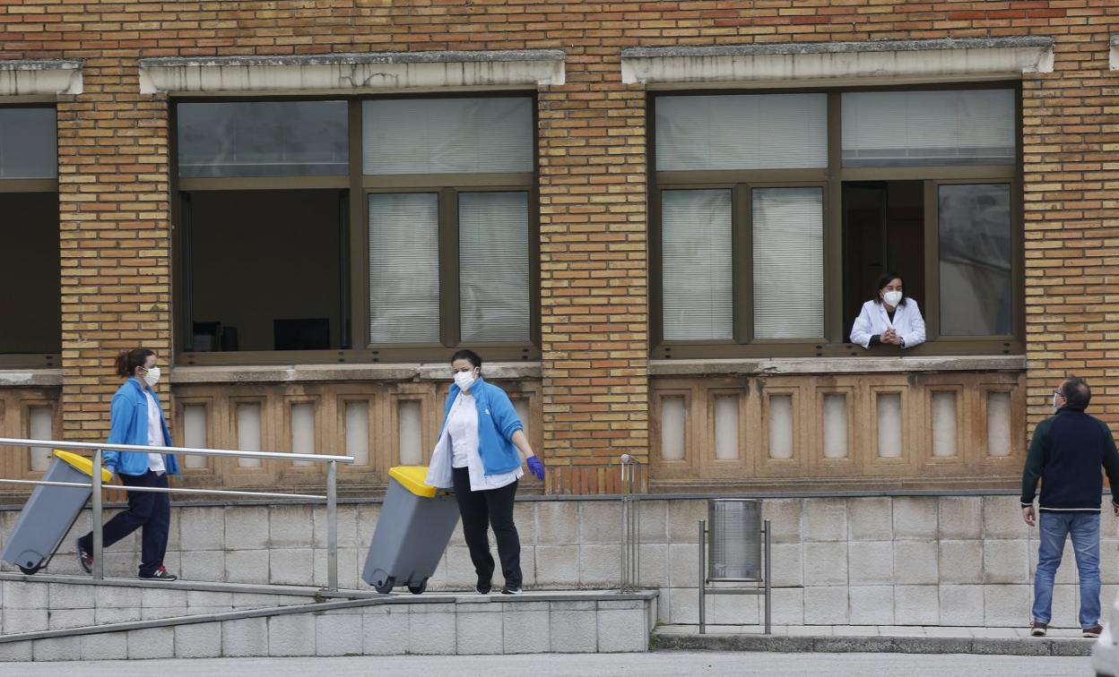 Trabajadores en las instalaciones del Sanatorio Marítimo de Gijón. 