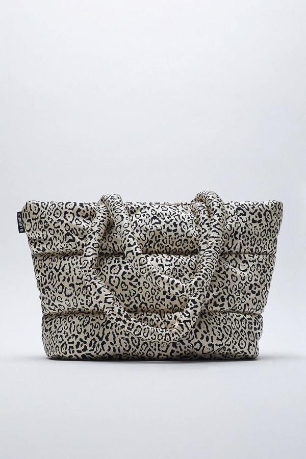 Shopper acolchado con estampado animal de Zara, 29,95 euros.