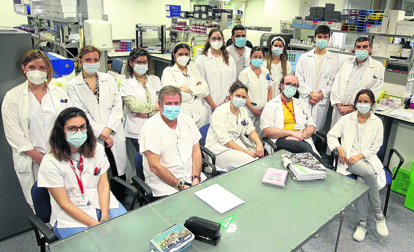 Equipo del laboratorio del HUCA, que dirige Santiago Melón (segundo por la izquierda), donde se procesan dos tercios de las PCR que se hacen en la sanidad pública. 