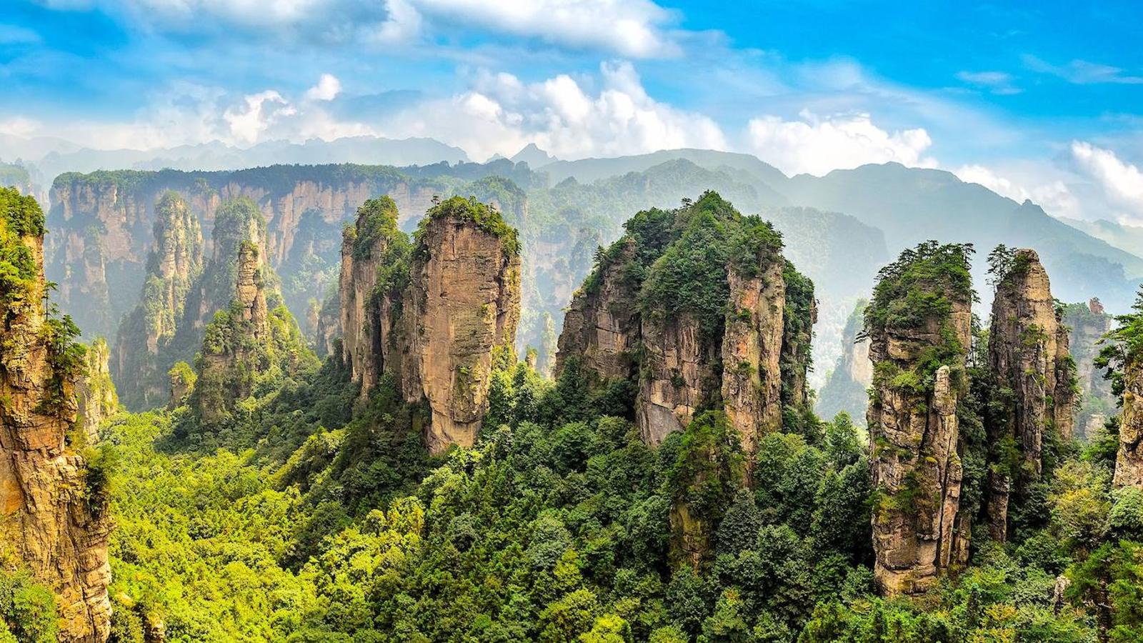 Columnas Zhangjiajie (China): Aunque su nombre pueda parecer desconocido o imposible de pronunciar, lo cierto es que estas llamativas columnas de arenisca rica en cuarzo ubicadas en el Parque forestal nacional Zhangjiajie en China puede que te resulten familiares. Y no solo porque aparecen en numerosas revistas de viajes o en cuentas de Instagram, sino porque inspiraro las montañas flotantes de la famosa película de 'Avatar'.