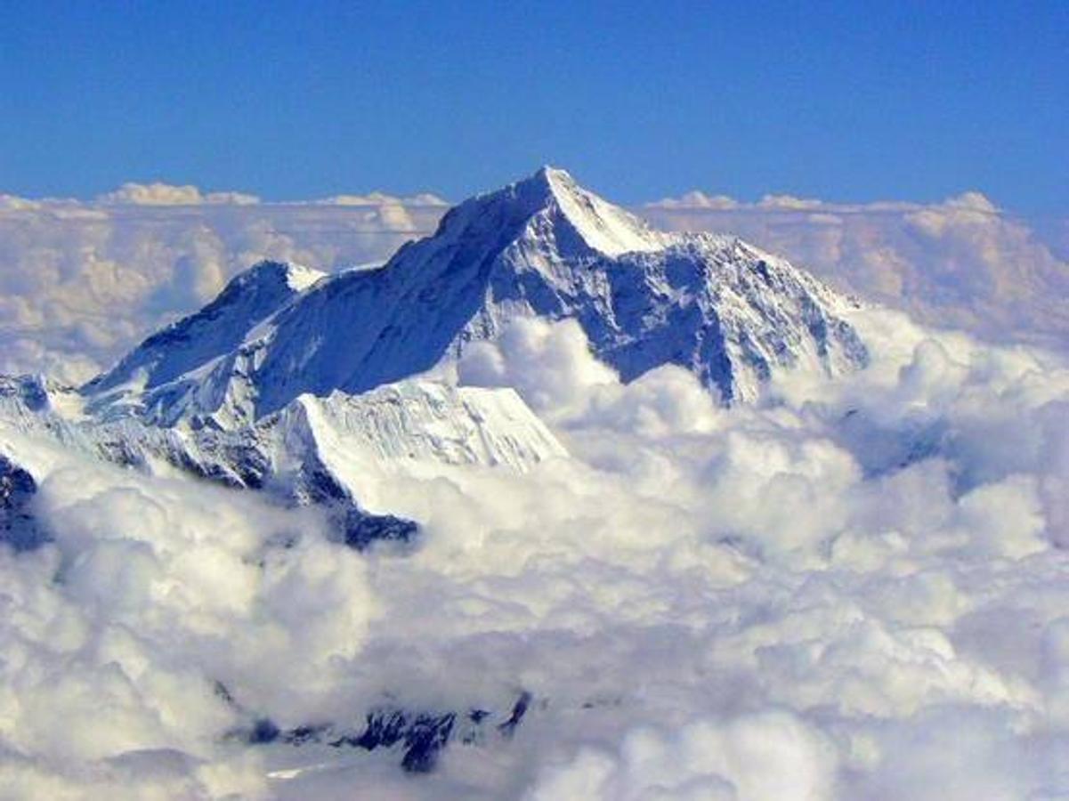 Everest (Nepal): Conocida en todo el mundo por ser la montaña más alta del planeta, el monte Everest cuenta con una altitud de 8.848,86 metros de altitud y se encuentra localizada en la cordillera del Himalaya cerca de la frontera entre China y Nepal. Cada año el monte Everest atrae a numerosos alpinistas experimentados que intentan ascender a su cima por las diferentes rutas de acceso, aunque también ha sido noticia por atraer grandes colas de cientos de turistas (antes de la pandemia) que atraídos por esta imponente montaña han intentado tocar su cima. Llama la atención también el hecho de que en esta montaña haya cientos de cadáveres, los cuáles sirven como puntos de referencia en su ascensión.