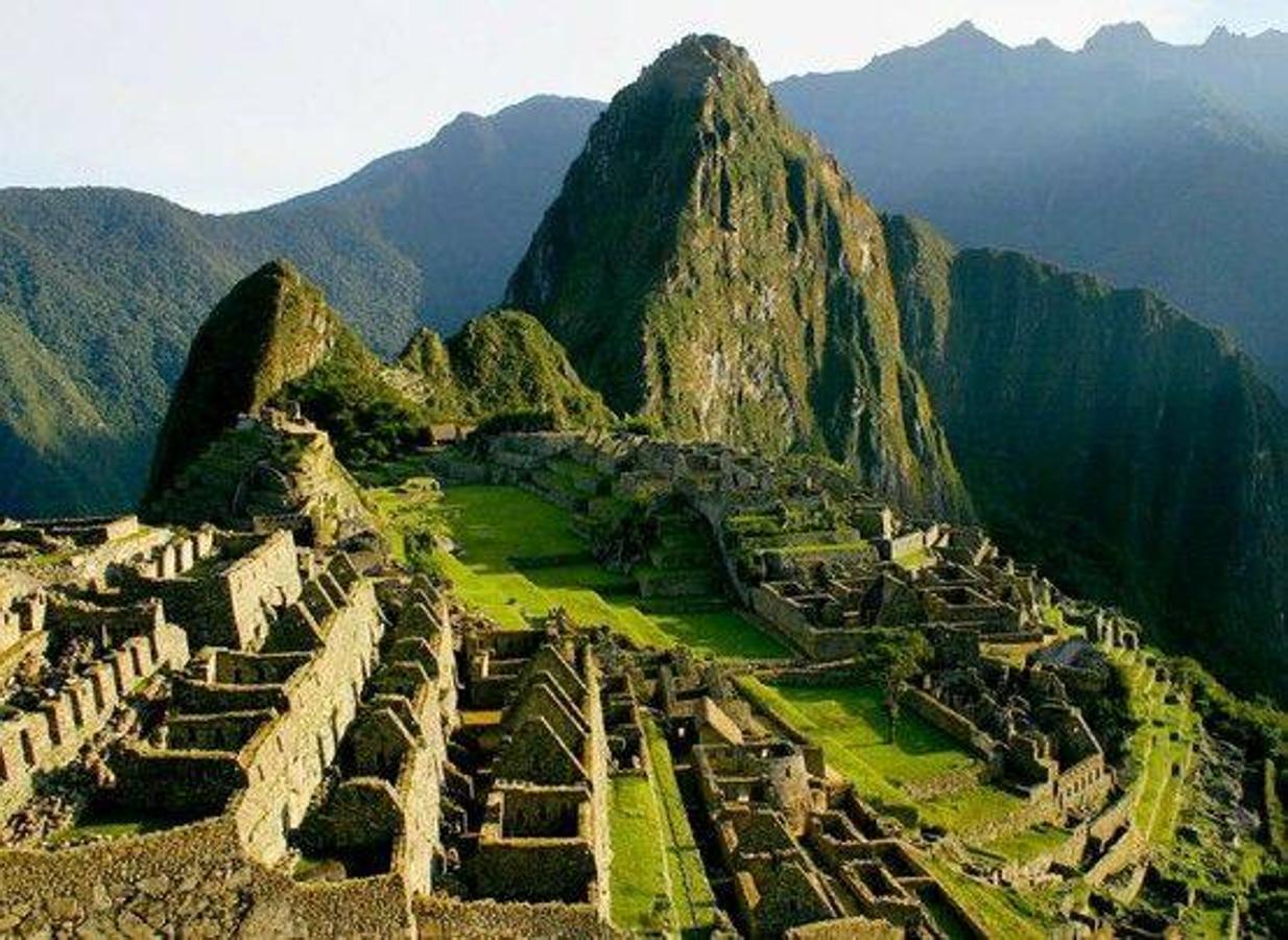 Machu Picchu (Perú): La montaña Machu Picchu cuenta con una altitud de 3.082 metros sobre el nivel del mar y forma parte de las estribaciones orientales del macizo de Salcantay en Cuzco (Perú). Es una de las montañas más fotografiadas y visitadas del mundo principalmente por ser la montaña que da nombre a la Ciudad perdida o Ciudad Sagrada del Imperio Inca que se encuentra sobre sus faldas y que es considerado patrimonio de la humanidad.