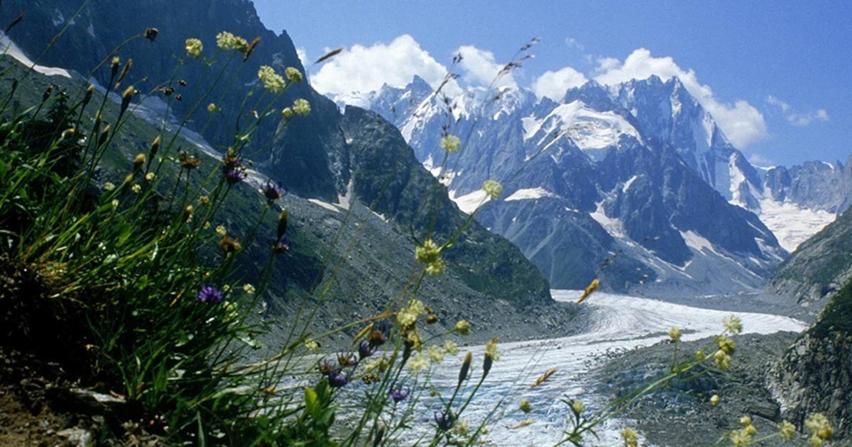 Mont Blanc (Francia e Italia): El Mont Blanc es conocido como el techo de Europa Occidental por ser una de las montañsa más altas de la Unión Europea con 4.810 metros de altura. Un hecho que la ha convertido en el tercer lugar más visitado del mundo para practicar alpinismo, senderismo, esquí fuera de pista, escalada... A pesar de todo lo que ofrece esta montaña en cuanto a deportes, la ascensión hasta su cumbre requiere de una muy buena condición física y la presencia de un guía profesional especializado en alta montaña.