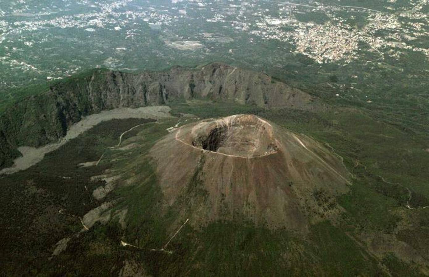 Monte Vesubio (Italia): El Monte Besuvio ubicado frente a la bahía de Nápoles es el volcán activo más famoso y también uno de los más peligrosos del mundo. Su última erupción tuvo lugar en 1944, pero sobre todo es conocido por haber sepultado en el año 79 las ciudades de Pompeya y Herculano bajo seis metros de cenizas y roca que el volcán fue desprendiendo durante días. Su altura máxima es de 1281 metros sobre el nivel del mar y se alza al sur de la cadena principal de los Apeninos. Aunque comenzó a formarse hace más de 17.000 años, todas las erupciones que ha tenido a lo largo de los años han hecho que haya ido cambiando su apariencia creciendo y transformando su relieve.