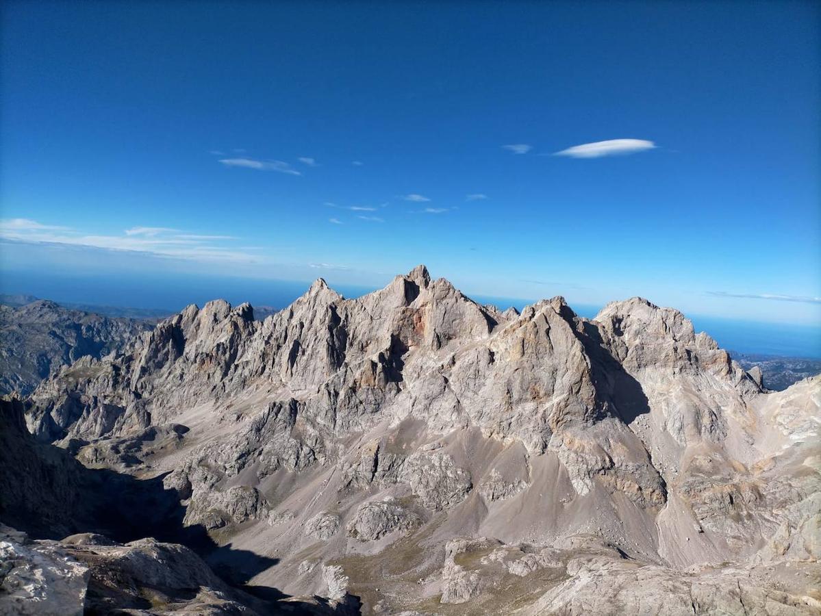 Torrecerredo (Asturias y León): El Torrecerredo es con sus 2.650 metros de altitud, una de las montañas con mayor altitud de Asturias, también de la provincia de León y de los Picos de Europa. Se encuentra ubicada en el Macizo Central de los Picos de Europa y justo en la línea divisoria de las provincias de Asturias y León. Desde su cima nos espera uno de los paisajes más privilegiados con las magníficas vistas al macizo Occidental y de las canales que vierten sobre la garganta del Cares. Las dos rutas de aproximación más usadas son desde los cercanos refugios de Jou de los Cabrones y de la Vega de Urriellu.