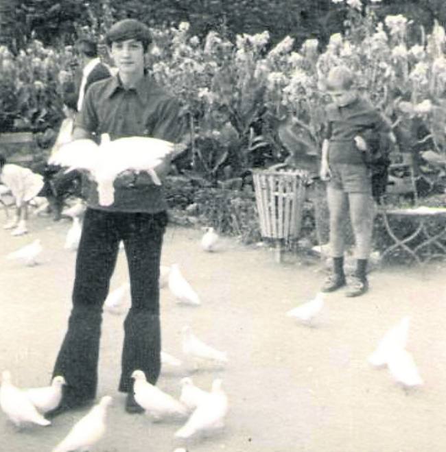 1972. En el mismo parque sevillano, «un lugar que me trae recuerdos especiales», en una excursión con la parroquia.