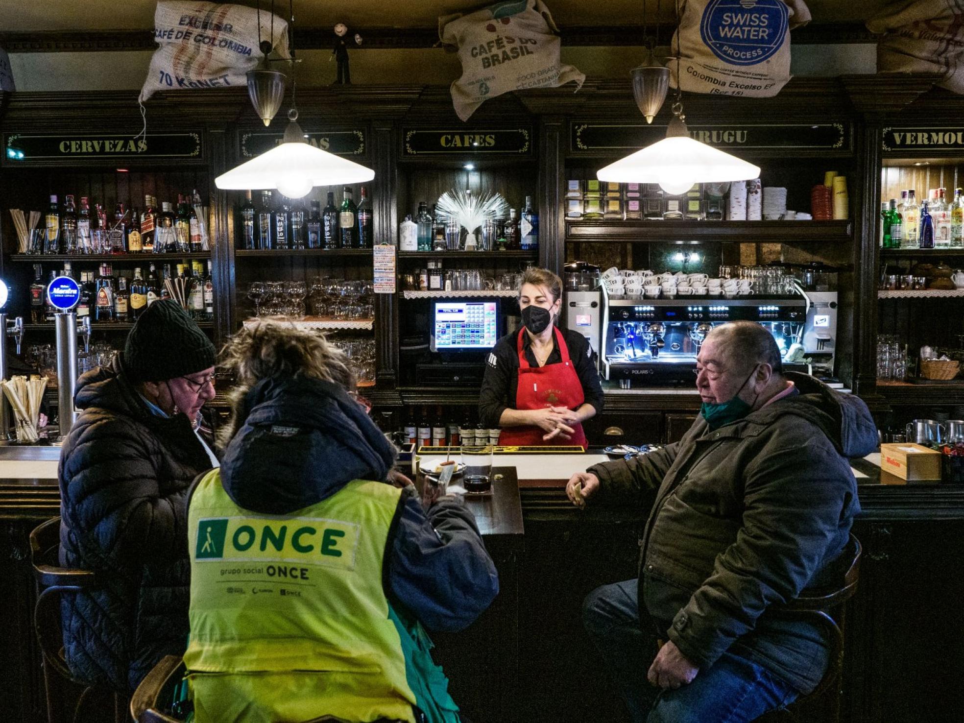 Varios clientes en el interior de la cafetería Gurugú, en San Juan de la Arena. 