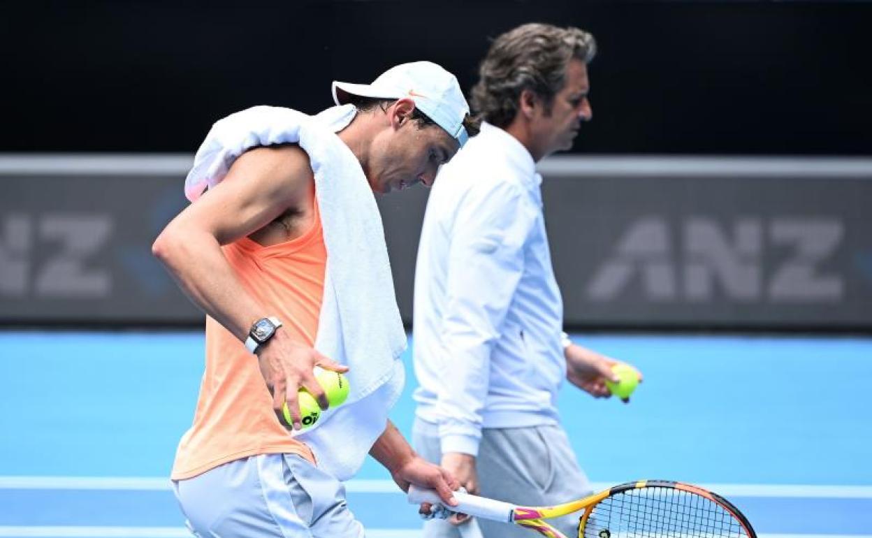 Rafa Nadal, con su entrenador, Francis Roig, en Melbourne. 