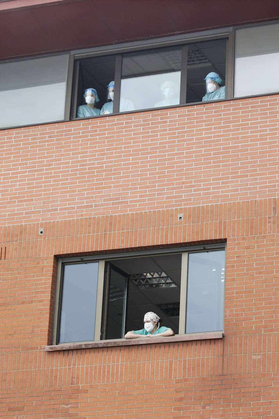 Con una honda emoción y sentimiento, compañeros y amigos del joven Pablo quisieron rendirle homenaje a las puertas de su centro de trabajo, el Hospital de Jove
