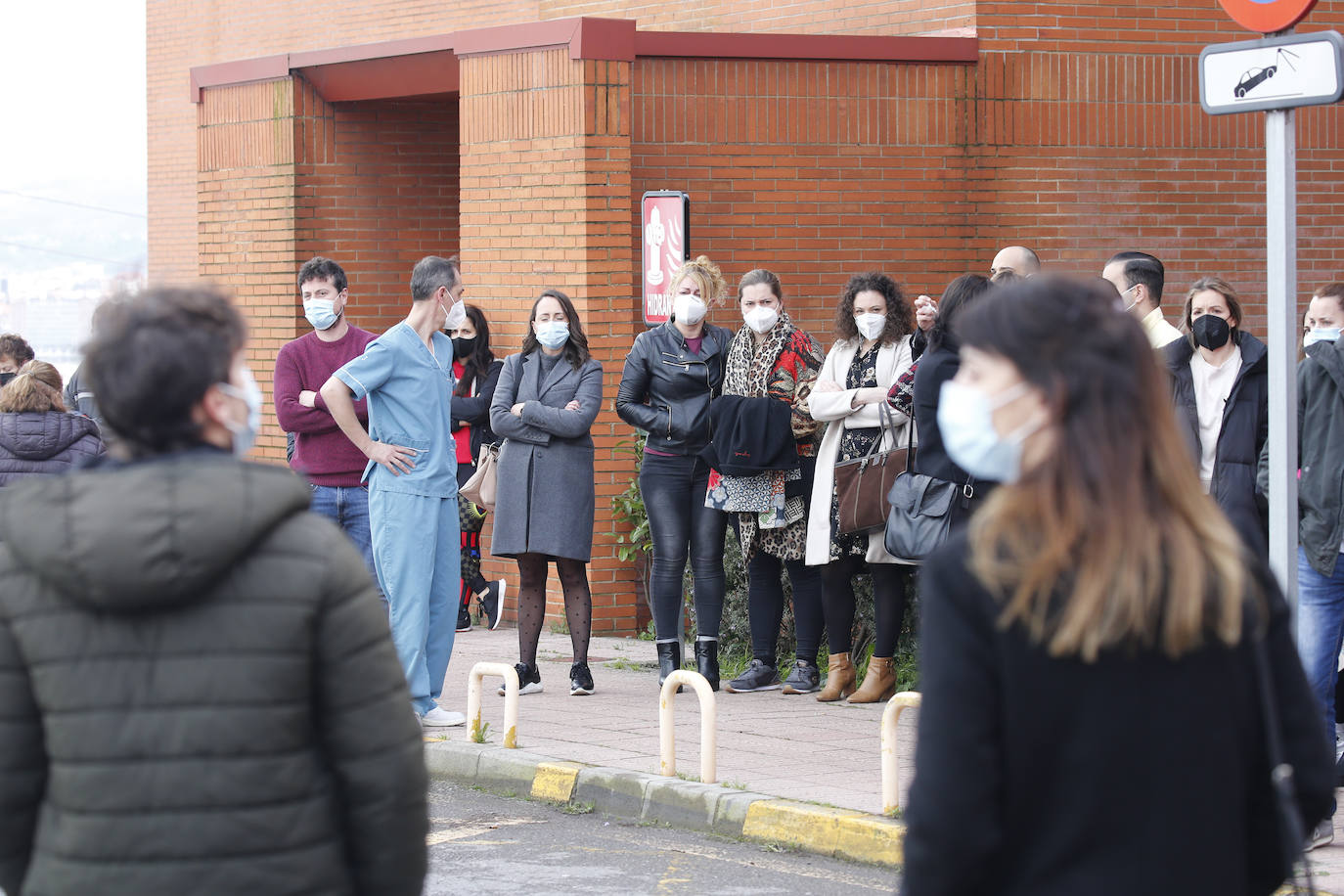 Con una honda emoción y sentimiento, compañeros y amigos del joven Pablo quisieron rendirle homenaje a las puertas de su centro de trabajo, el Hospital de Jove