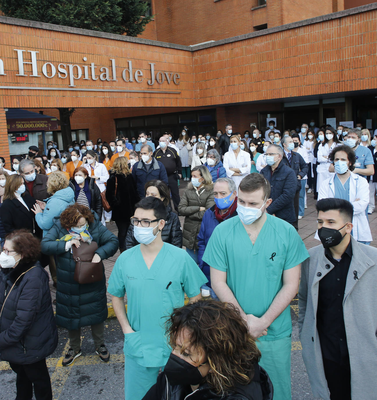Con una honda emoción y sentimiento, compañeros y amigos del joven Pablo quisieron rendirle homenaje a las puertas de su centro de trabajo, el Hospital de Jove
