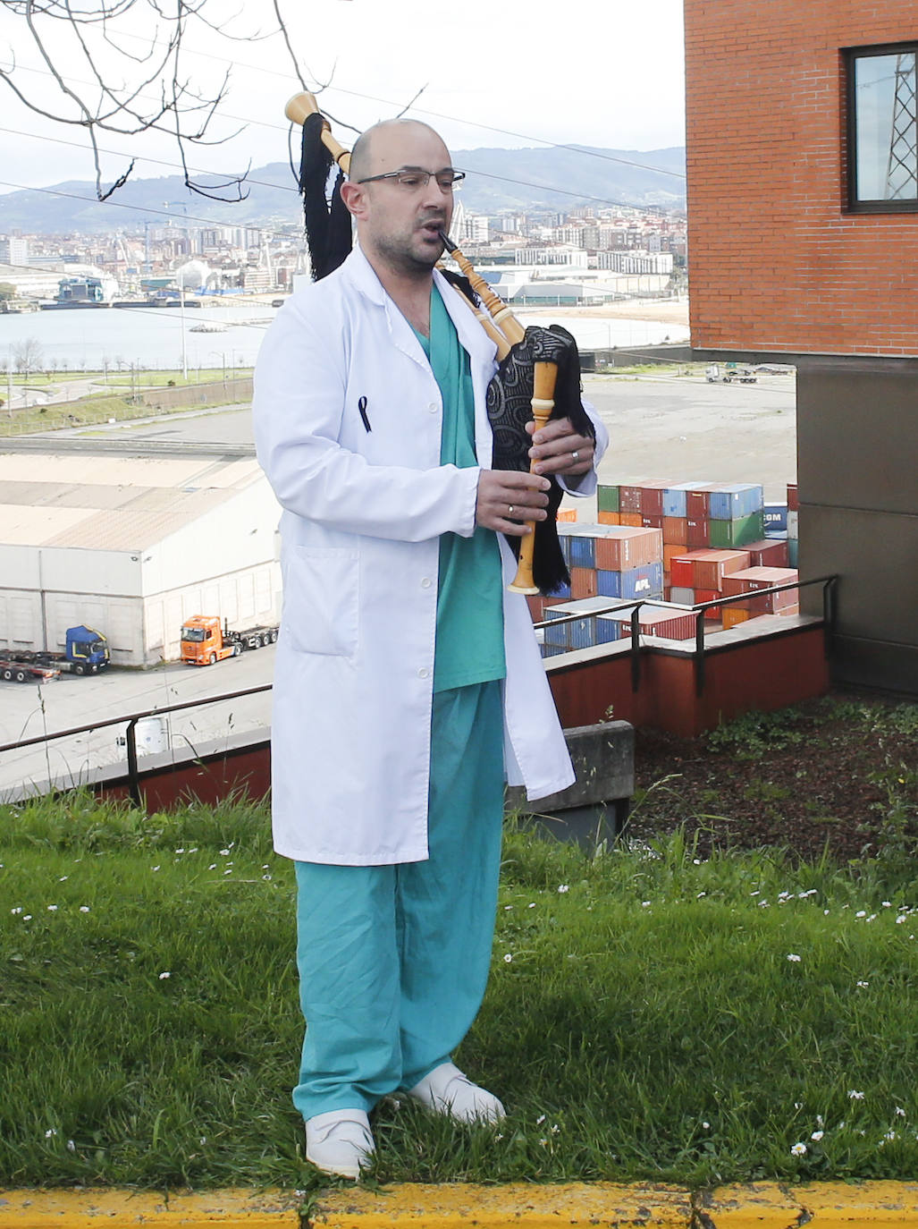 Con una honda emoción y sentimiento, compañeros y amigos del joven Pablo quisieron rendirle homenaje a las puertas de su centro de trabajo, el Hospital de Jove