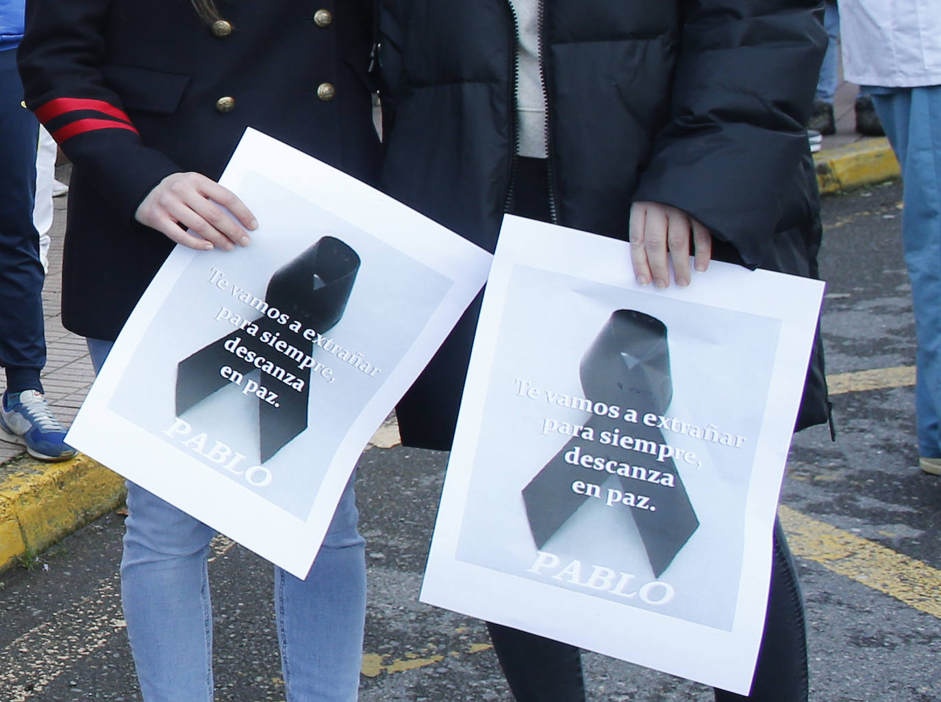 Con una honda emoción y sentimiento, compañeros y amigos del joven Pablo quisieron rendirle homenaje a las puertas de su centro de trabajo, el Hospital de Jove