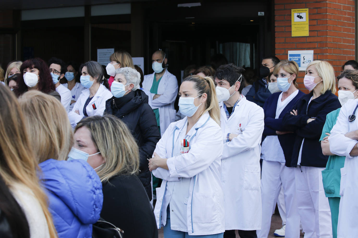 Con una honda emoción y sentimiento, compañeros y amigos del joven Pablo quisieron rendirle homenaje a las puertas de su centro de trabajo, el Hospital de Jove
