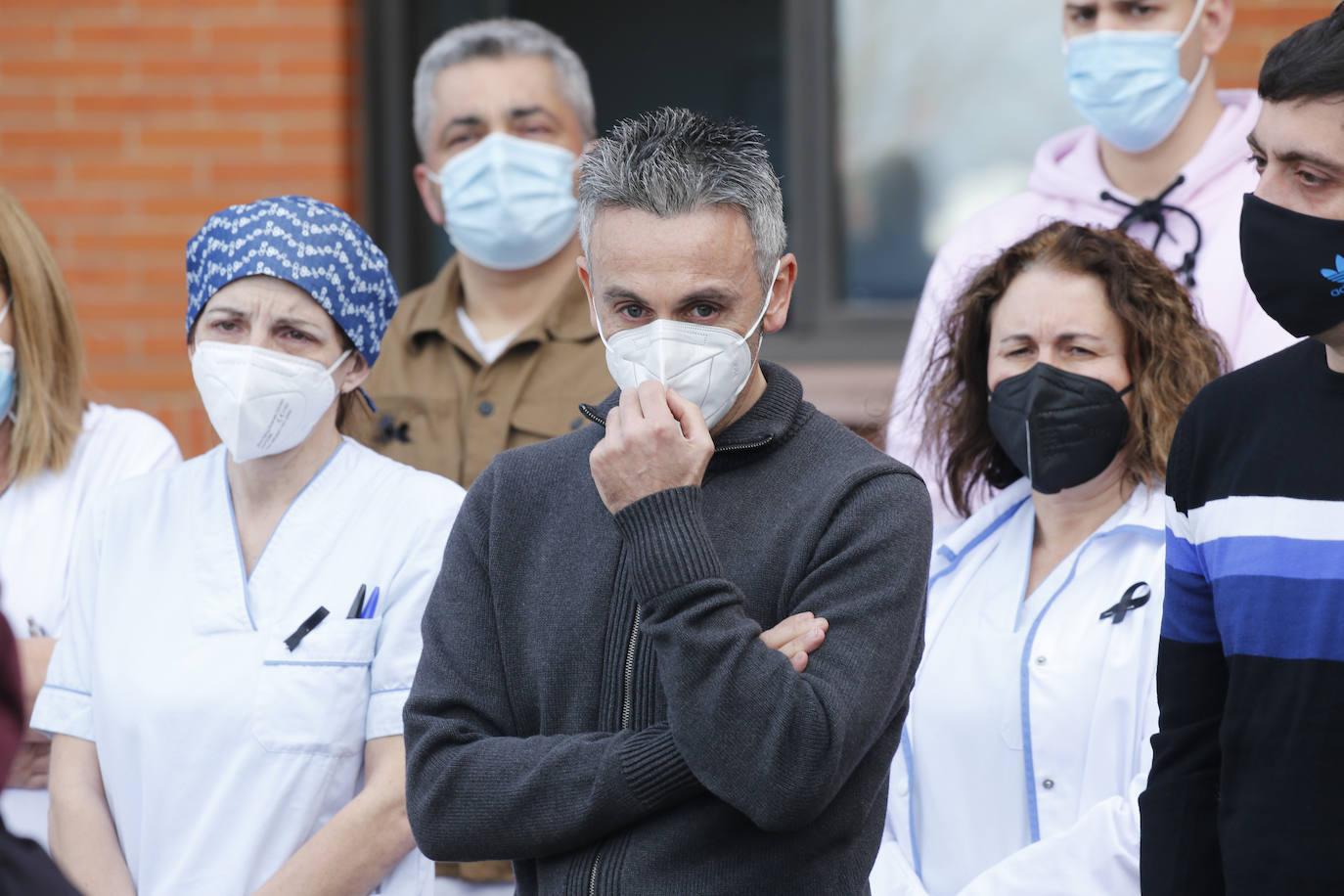 Con una honda emoción y sentimiento, compañeros y amigos del joven Pablo quisieron rendirle homenaje a las puertas de su centro de trabajo, el Hospital de Jove