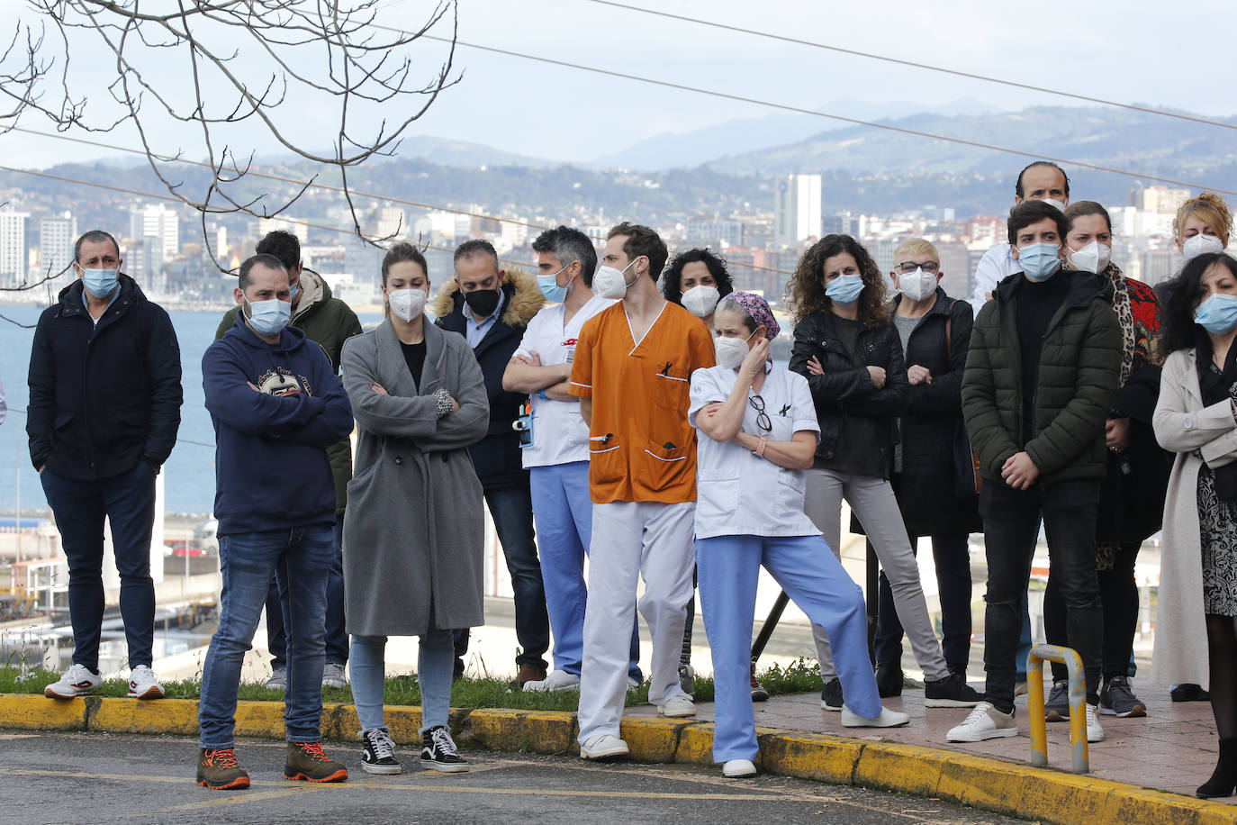 Con una honda emoción y sentimiento, compañeros y amigos del joven Pablo quisieron rendirle homenaje a las puertas de su centro de trabajo, el Hospital de Jove