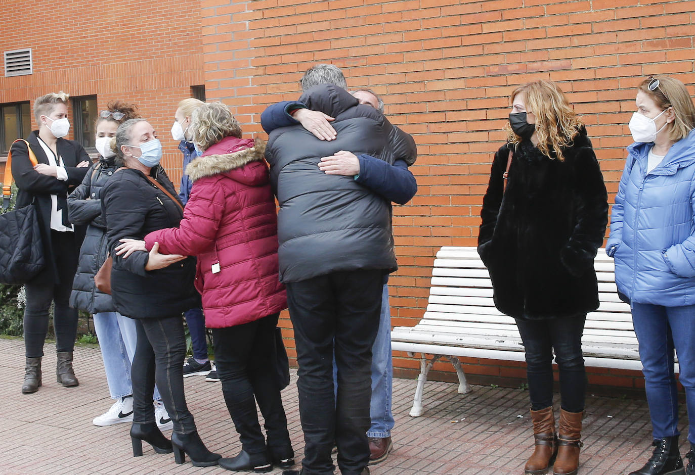 Con una honda emoción y sentimiento, compañeros y amigos del joven Pablo quisieron rendirle homenaje a las puertas de su centro de trabajo, el Hospital de Jove