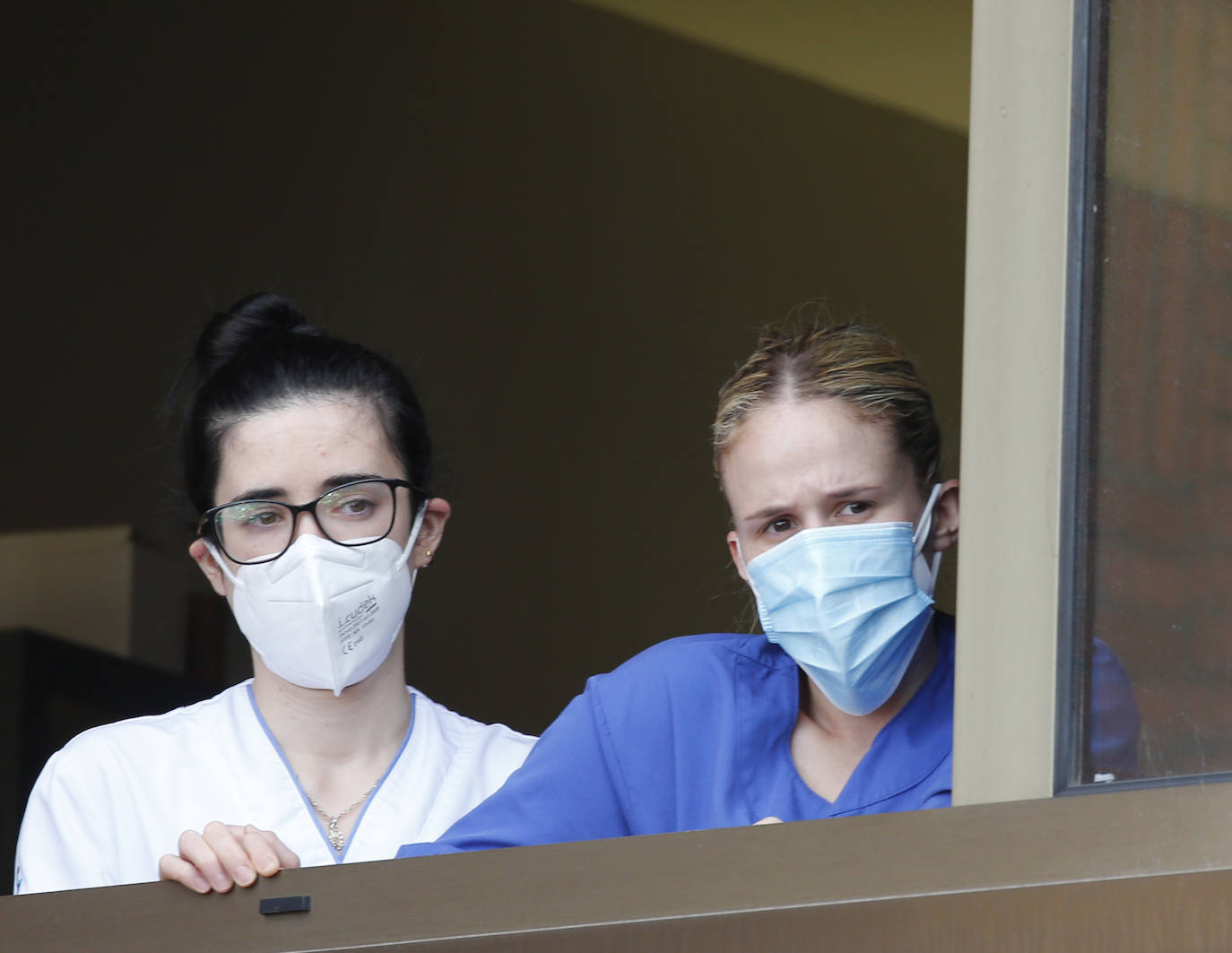 Con una honda emoción y sentimiento, compañeros y amigos del joven Pablo quisieron rendirle homenaje a las puertas de su centro de trabajo, el Hospital de Jove