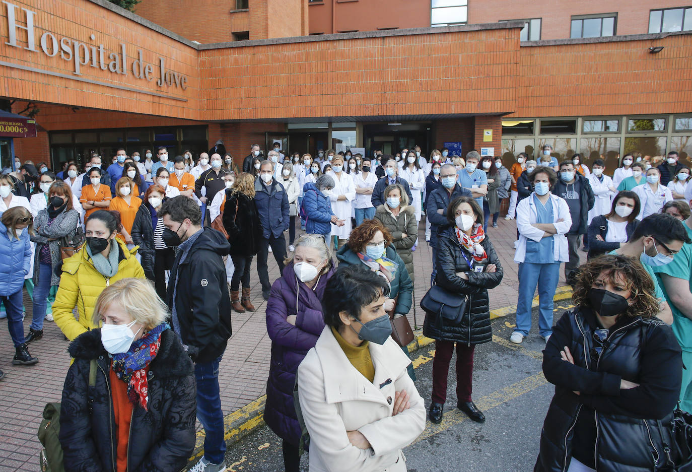 Con una honda emoción y sentimiento, compañeros y amigos del joven Pablo quisieron rendirle homenaje a las puertas de su centro de trabajo, el Hospital de Jove