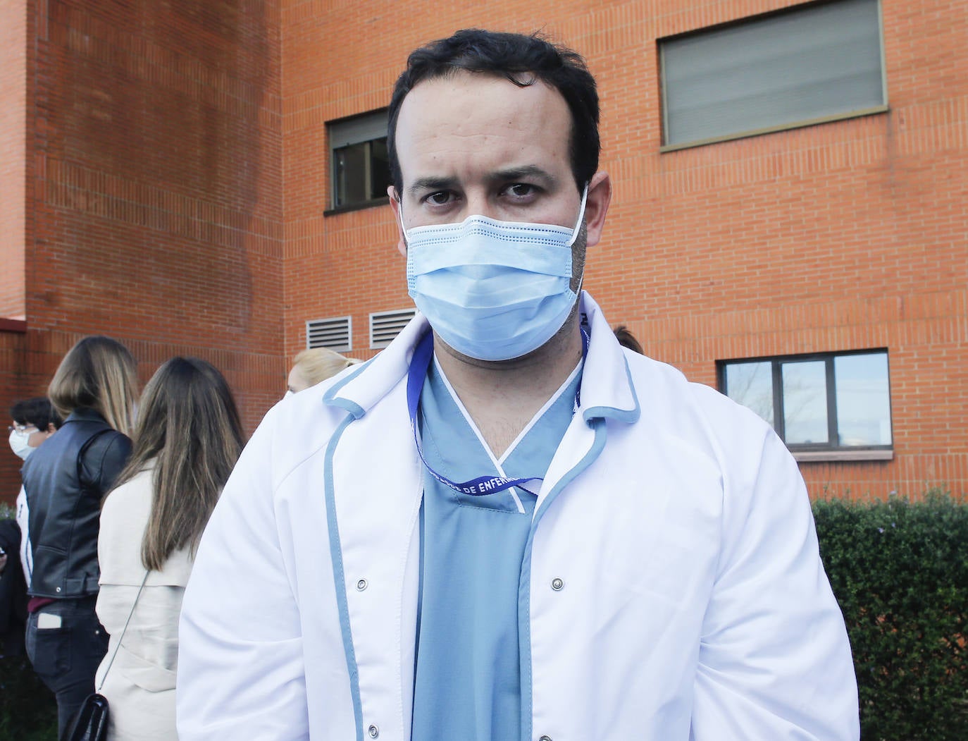 Con una honda emoción y sentimiento, compañeros y amigos del joven Pablo quisieron rendirle homenaje a las puertas de su centro de trabajo, el Hospital de Jove
