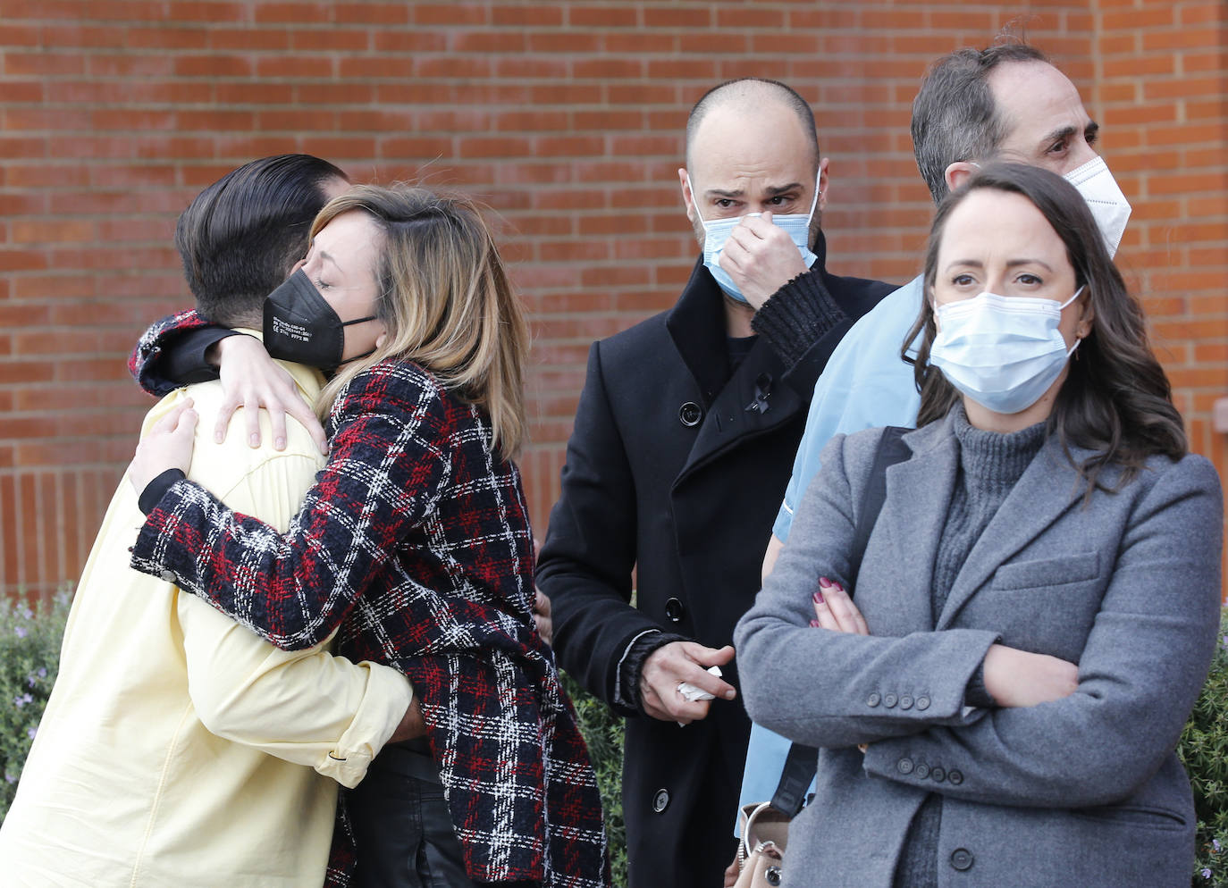Con una honda emoción y sentimiento, compañeros y amigos del joven Pablo quisieron rendirle homenaje a las puertas de su centro de trabajo, el Hospital de Jove