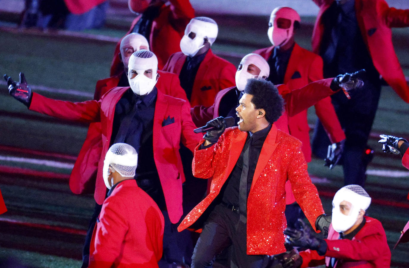 La Super Bowl de la pandemia terminó, en lo deportivo, con una aplastante y merecida victoria de los Buccaneers de Tampa sobre los Chiefs de Kansas City, por 31 a 9, que les vale a los de Florida su segundo título, 19 años después del primero | The Weeknd fue el artista canadiense encargado de protagonizar el espectáculo del intermedio