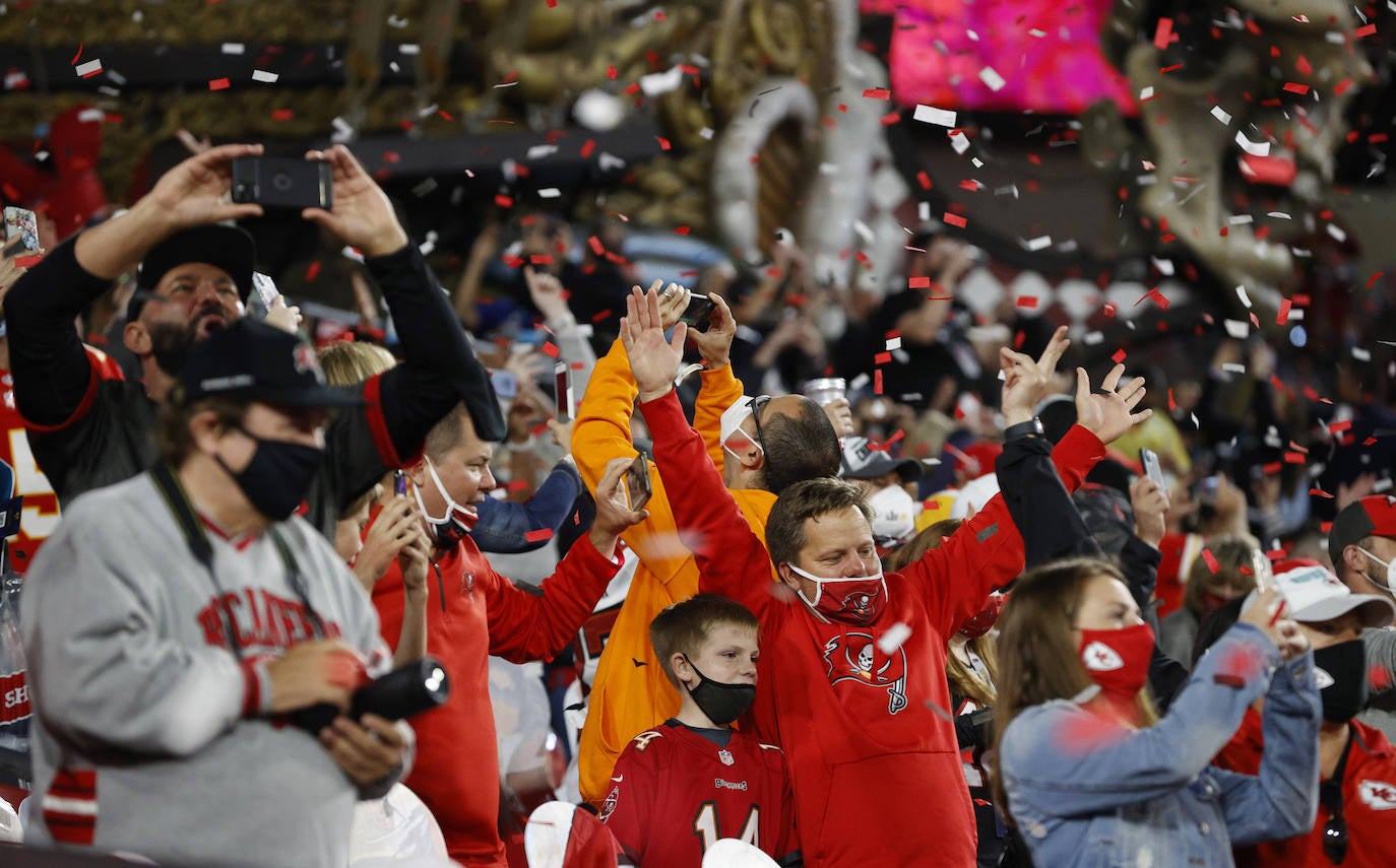 La Super Bowl de la pandemia terminó, en lo deportivo, con una aplastante y merecida victoria de los Buccaneers de Tampa sobre los Chiefs de Kansas City, por 31 a 9, que les vale a los de Florida su segundo título, 19 años después del primero | The Weeknd fue el artista canadiense encargado de protagonizar el espectáculo del intermedio