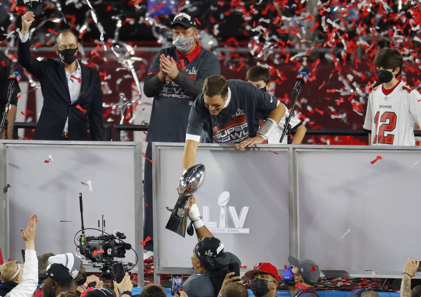 La Super Bowl de la pandemia terminó, en lo deportivo, con una aplastante y merecida victoria de los Buccaneers de Tampa sobre los Chiefs de Kansas City, por 31 a 9, que les vale a los de Florida su segundo título, 19 años después del primero | The Weeknd fue el artista canadiense encargado de protagonizar el espectáculo del intermedio