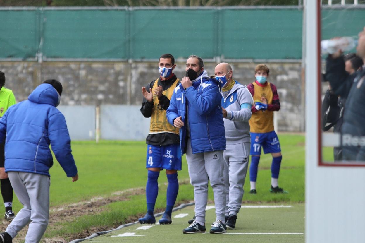 Luis Rueda, Edu Cruz y Cadavieco aplauden al equipo. 