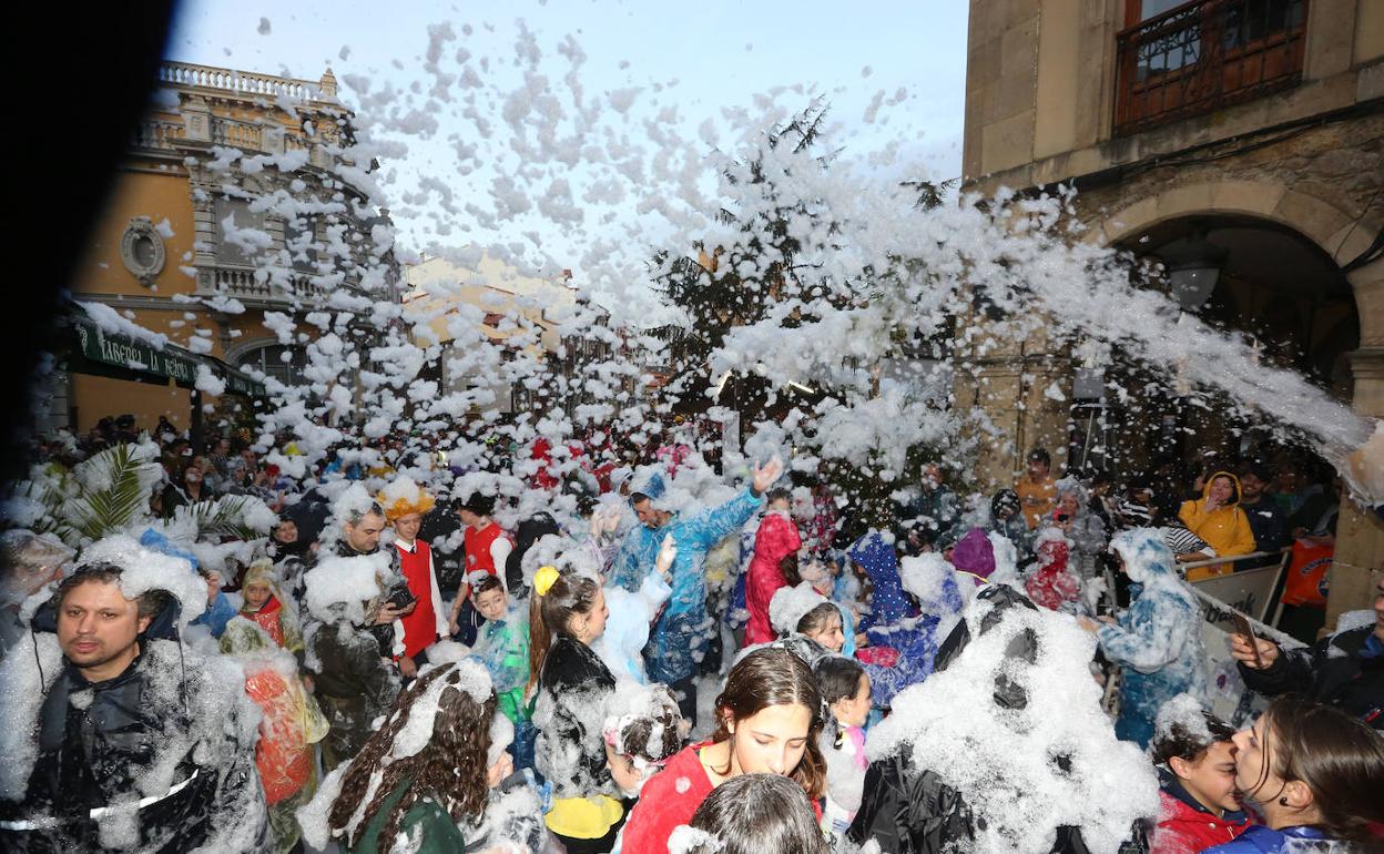 La espuma y el agua son el principal atractivo del Descenso de Galiana para cientos de jóvenes. 