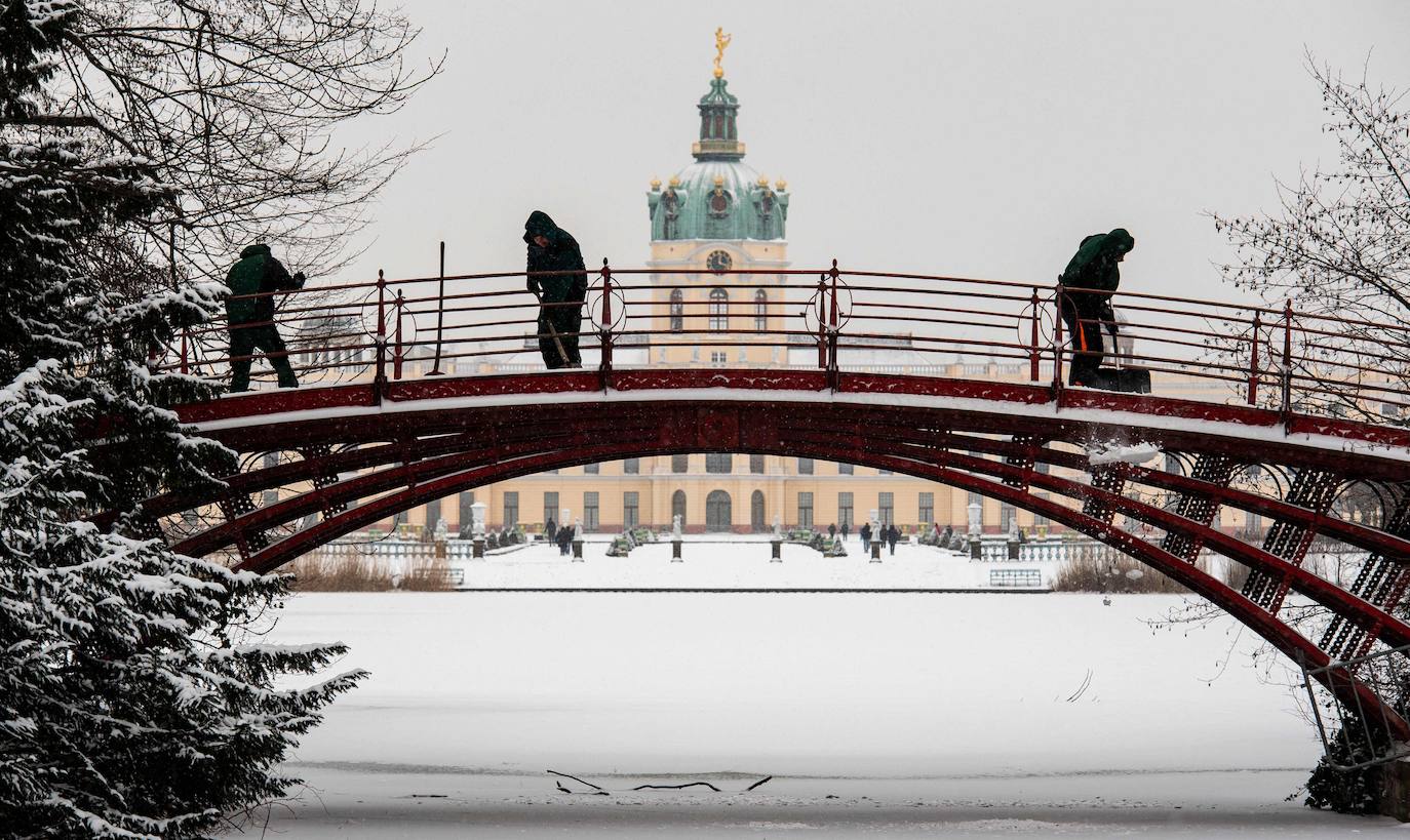 La nieve se ha dejado notar en los últimos días en distintos países como Alemania, Holanda o Estados Unidos. Las condiciones climatológicas, además de dejar unas imágenes llamativas, también han provocado alteraciones en la vida de sus ciudadanos.