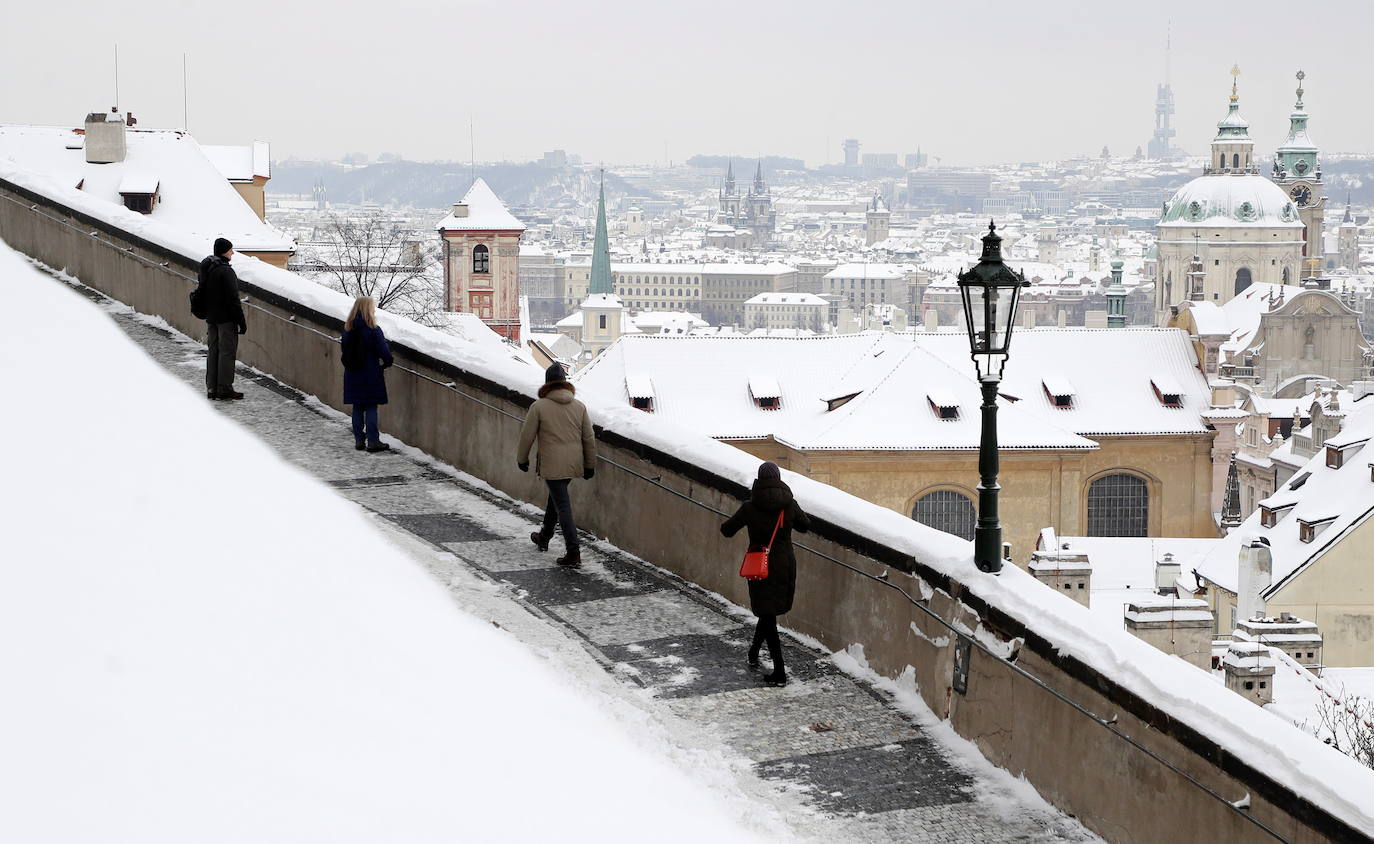 La nieve se ha dejado notar en los últimos días en distintos países como Alemania, Holanda o Estados Unidos. Las condiciones climatológicas, además de dejar unas imágenes llamativas, también han provocado alteraciones en la vida de sus ciudadanos.