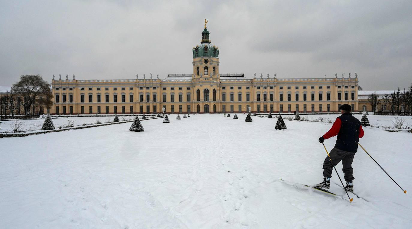 La nieve se ha dejado notar en los últimos días en distintos países como Alemania, Holanda o Estados Unidos. Las condiciones climatológicas, además de dejar unas imágenes llamativas, también han provocado alteraciones en la vida de sus ciudadanos.