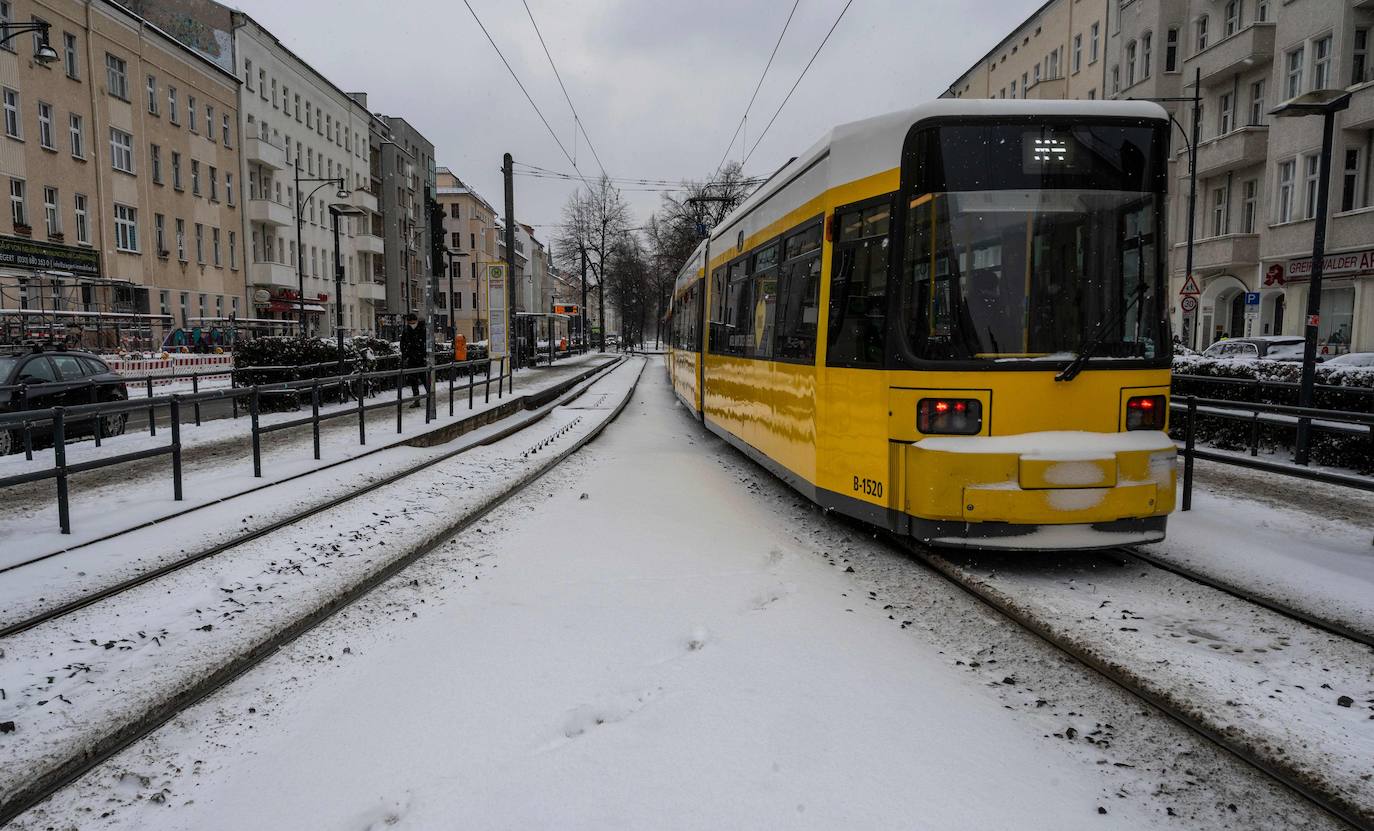 La nieve se ha dejado notar en los últimos días en distintos países como Alemania, Holanda o Estados Unidos. Las condiciones climatológicas, además de dejar unas imágenes llamativas, también han provocado alteraciones en la vida de sus ciudadanos.