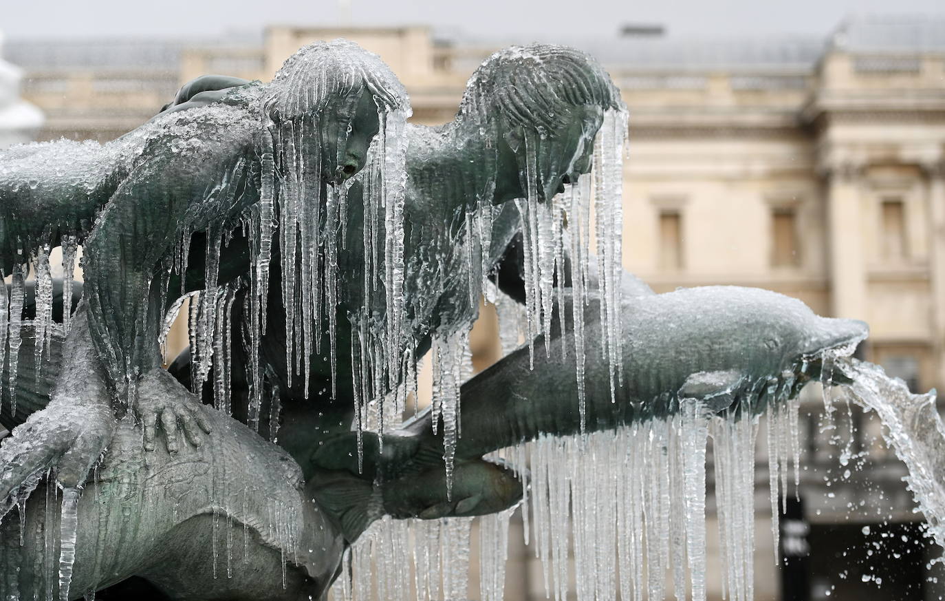 La nieve se ha dejado notar en los últimos días en distintos países como Alemania, Holanda o Estados Unidos. Las condiciones climatológicas, además de dejar unas imágenes llamativas, también han provocado alteraciones en la vida de sus ciudadanos.